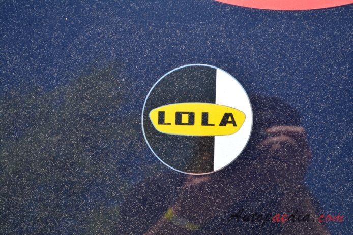 Lola Mark I 1958-1962 (1100 Sports Climax race car), front emblem  