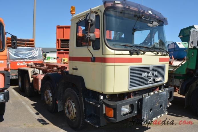 MAN F90 Frontlenker (COE) 1986-1993 (MAN 32.332), right front view
