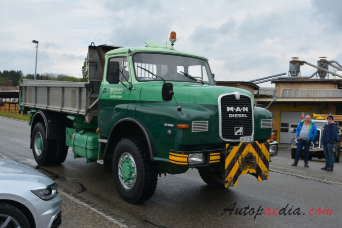 MAN Ponton-Kurzhauber 2nd generation 1969-1994 (1972-1994 MAN 19.280 Weidmann Transporte Greifensee 4x4 dump truck), right front view