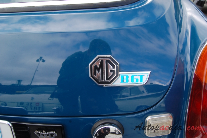 MG MGB Mk III 1972-1974 (1974 V8 GT Coupé 2d), rear emblem  