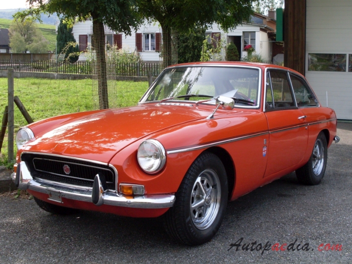MG MGB Mk II 1967-1971 (1971 GT), left front view