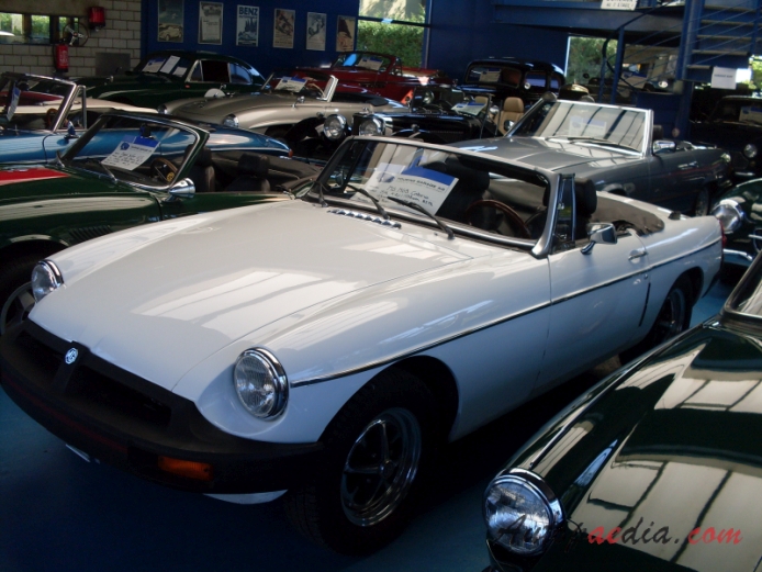 MG MGB Mk IV 1975-1980 (1976 roadster), left front view