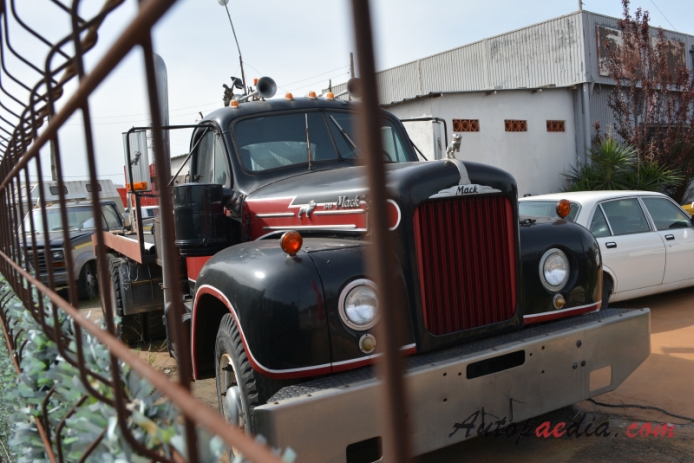 Mack B Series 1953-1966 (B61), right front view
