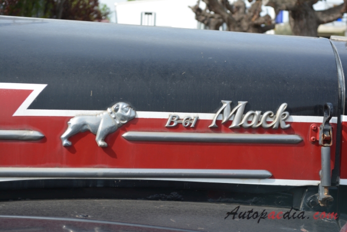 Mack B Series 1953-1966 (B61), emblemat bok 
