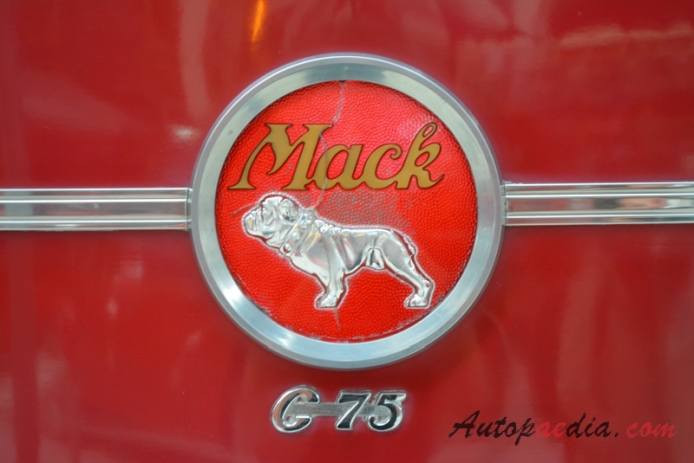 Mack C75 1961 (wóz strażacki), emblemat przód 