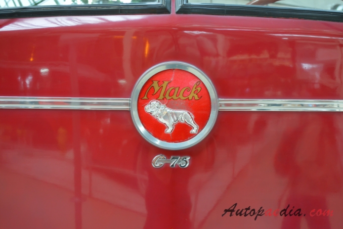 Mack C75 1961 (wóz strażacki), emblemat przód 