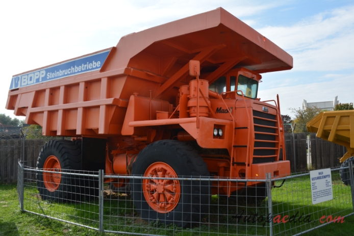 Mack unknown model 1969 (dump truck), right front view