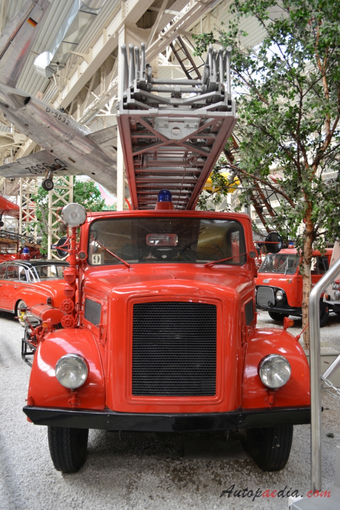 Magirus-Deutz Eckhauber 1. generacja 1946-1954 (1951 DL 22S 3500 wóz strażacki), lewy przód