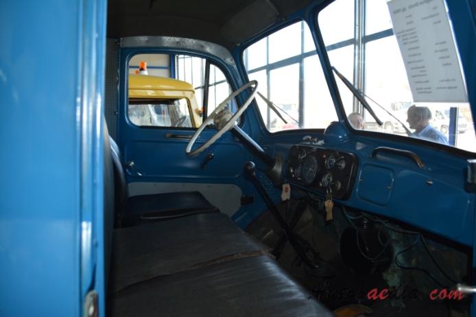 Magirus-Deutz Rundhauber 1951-1967 (1954 Mercur Werner Gehrig Rudolfstetten flatbed truck), interior