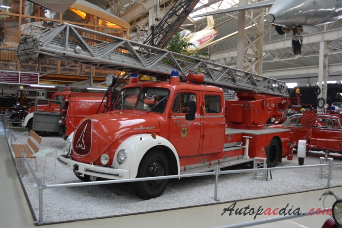 Magirus-Deutz Rundhauber 1951-1967 (1962 Sirius DL 30 Stadt Heilbronn Feuerwehr fire engine), left front view