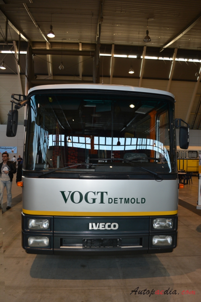 Magirus Deutz Clubbus 1969-1982 (1981-1982 Iveco R81 Turbo Vogt Reisedienst Detmold coach), front view