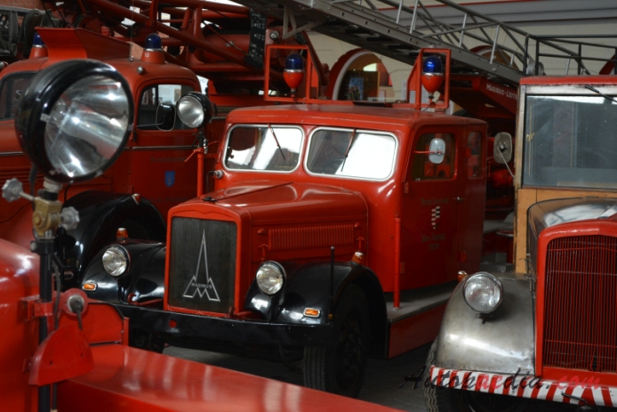 Magirus truck 1916-1945 (1939 FL 30 A 92 65/64 KL 24+2 Freiw. Feuerwehr Neu-Isenburg fire engine), left front view