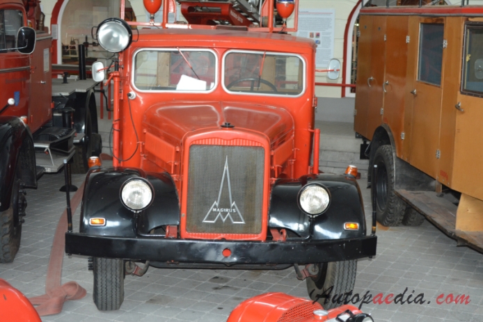 Magirus ciężarówka 1916-1945 (1939 FL 30 A 92 65/64 KL 24+2 Freiw. Feuerwehr Neu-Isenburg wóz strażacki), przód