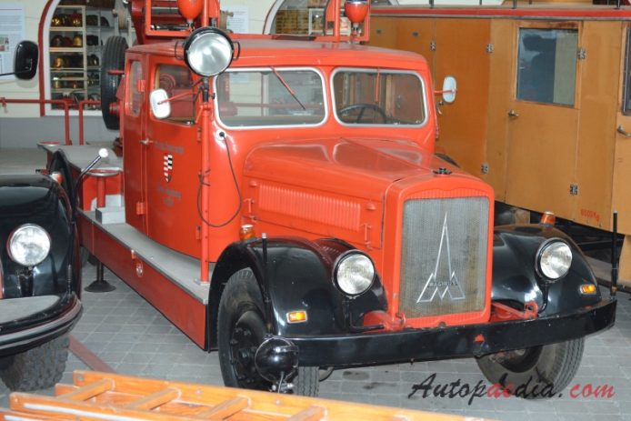 Magirus truck 1916-1945 (1939 FL 30 A 92 65/64 KL 24+2 Freiw. Feuerwehr Neu-Isenburg fire engine), right front view