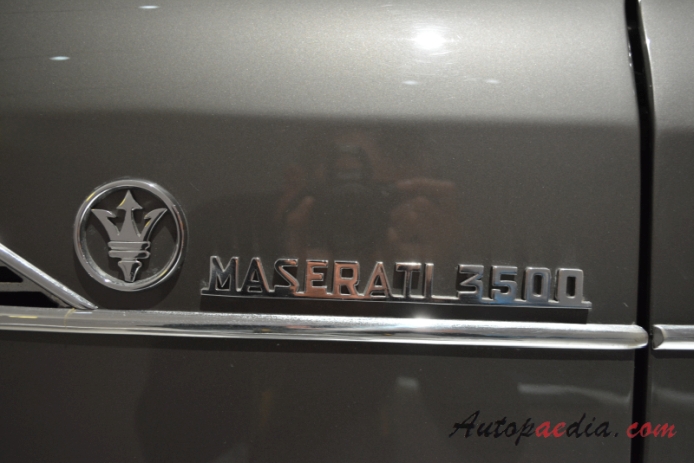 Maserati 3500 GT 1957-1964 (1959 Vignale Spyder prototyp 2d), emblemat bok 