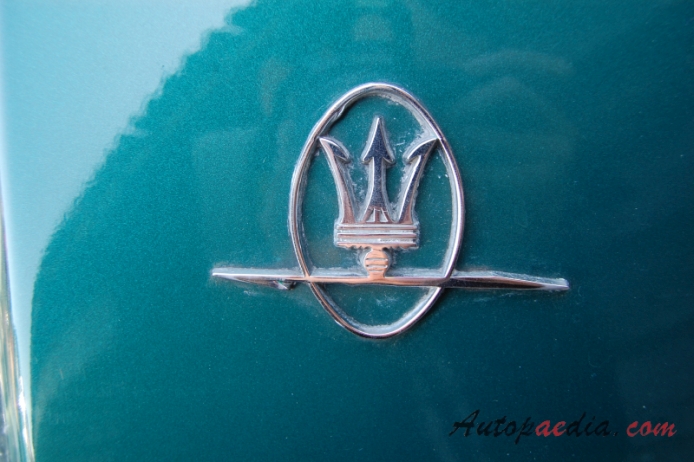 Maserati Ghibli I 1966-1973 (Coupé), emblemat bok 