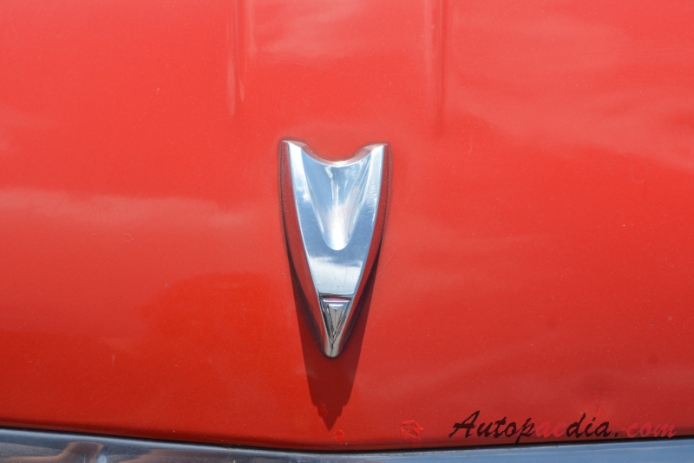 Mazda 1000 1967-1977 (1973 FA2 sedan 2d), front emblem  