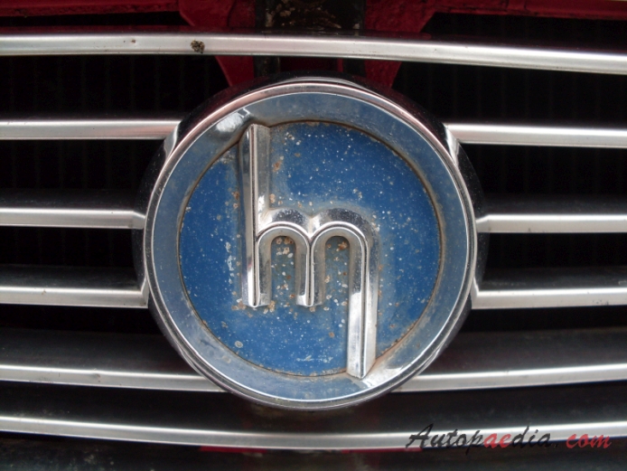 Mazda Luce Mark I 1966-1973 (1973 Mazda 1500 sedan 4d), front emblem  