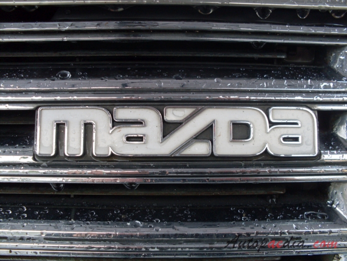 Mazda 929 3. generacja 1981-1986 (2.0i Limited sedan 4d), emblemat przód 