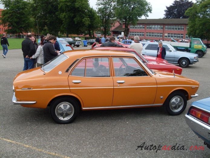 Mazda RX-2 1970-1978 (sedan 4d), prawy bok