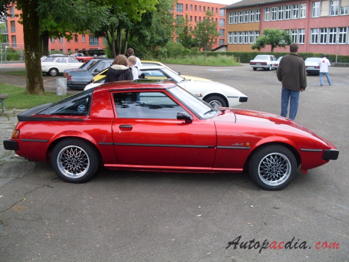 Mazda RX-7 1. generacja 1979-1985 (1979-1980 series 1 SA22C), prawy bok