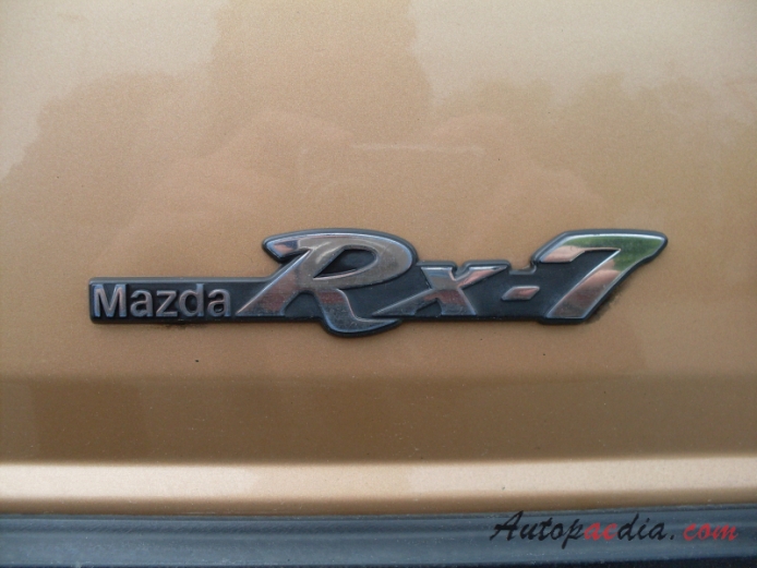Mazda RX-7 1. generacja 1979-1985 (1981-1985 series 2, series 3), emblemat bok 