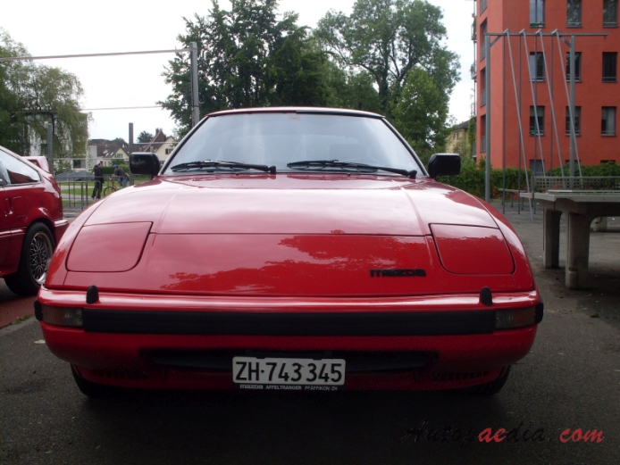 Mazda RX-7 1. generacja 1979-1985 (1981-1985 series 2, series 3), przód