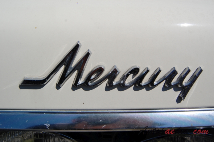 Mercury Colony Park 3rd generation 1965-1968 (1968), front emblem  