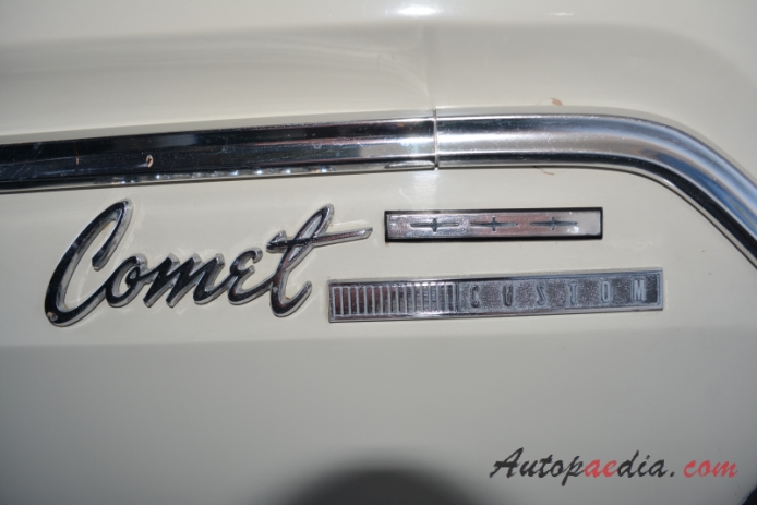 Mercury Comet 3. generacja 1966-1967 (1966 Custom sedan 4d), emblemat bok 