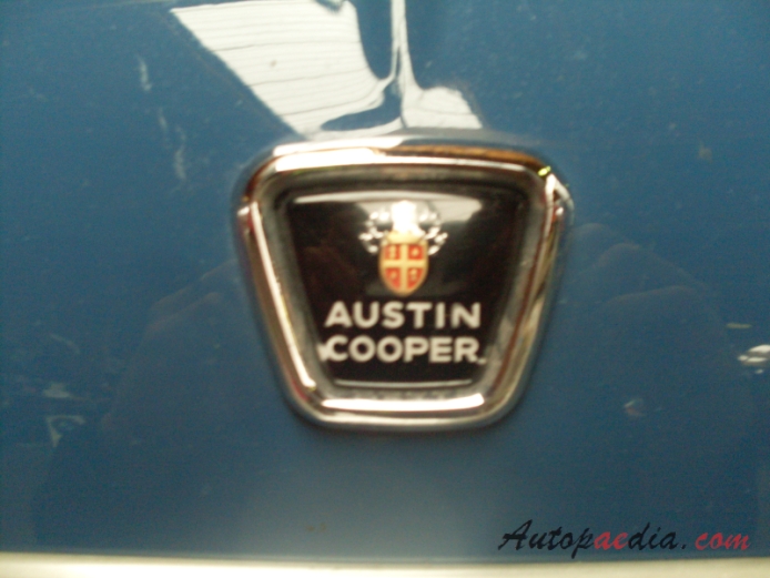 Mini Mark II 1967-1969 (1967 Austin Mini Cooper), front emblem  