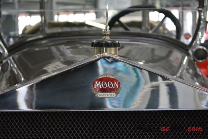 Moon 6-28 1920 (Dual-Windshield Touring 4d), emblemat przód 