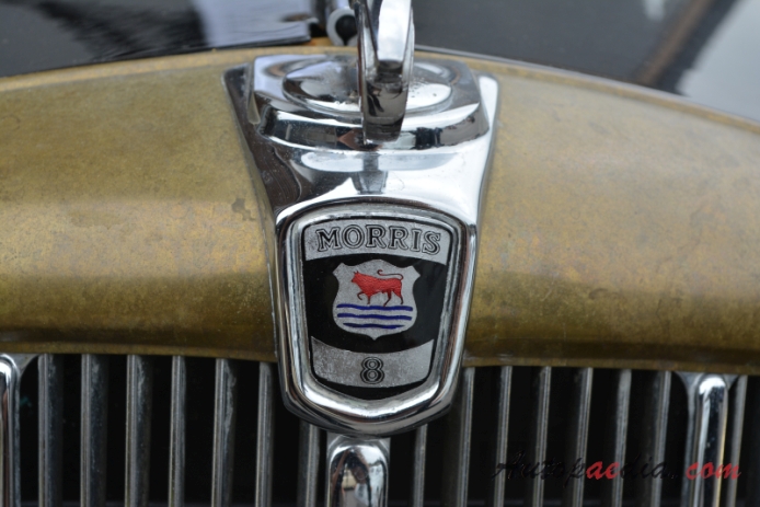 Morris Eight 2. generacja (seria II) 1938 (sedan 2d), emblemat przód 