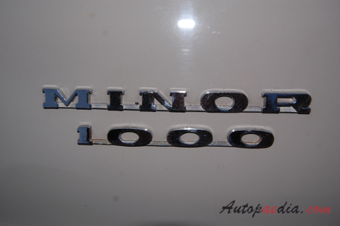 Morris Minor 3. generacja (Minor 1000) 1956-1971 (1968 saloon 2d), emblemat tył 
