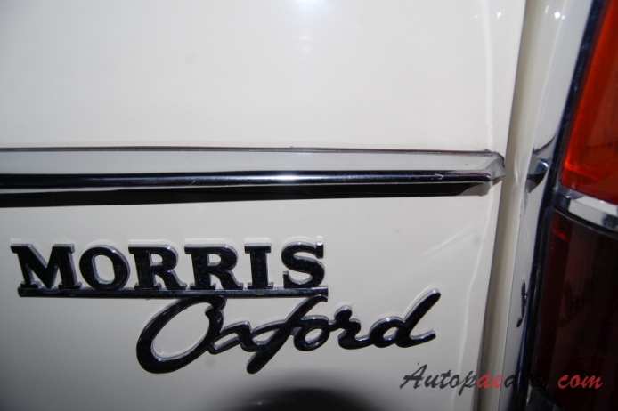 Morris Oxford Series 6 1961-1971 (1964 sedan 4d), rear emblem  