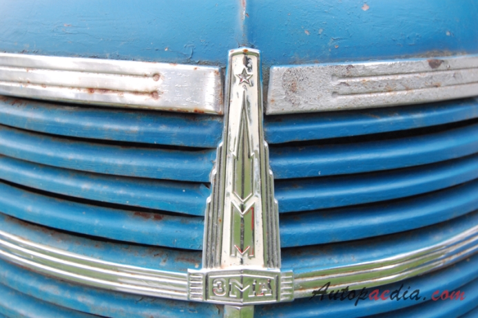 Moskwitch 400, 401 1946-1956 (saloon 4d), front emblem  