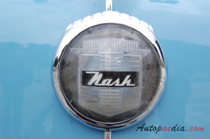Nash Ambassador 3. generacja 1949-1951 (1951 Custom Hydramatic saloon 4d), emblemat przód 