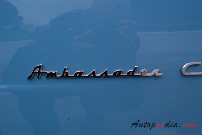 Nash Ambassador 3rd generation 1949-1951 (1951 Custom Hydramatic saloon 4d), side emblem 