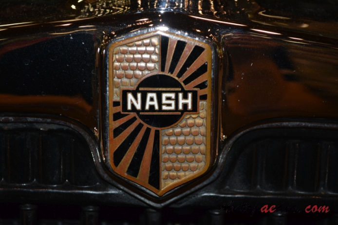Nash 450 1930 (Standard Six saloon 4d), front emblem  