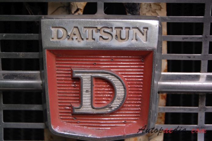 Nissan (Datsun) Bluebird 3. generacja (Bluebird 410/411 series) 1964-1967 (1964-1966 sedan 4d), emblemat przód 