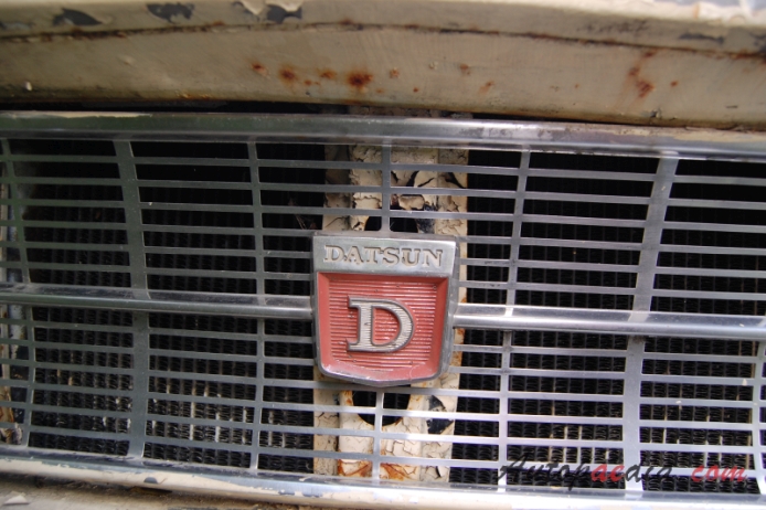 Nissan (Datsun) Bluebird 3. generacja (Bluebird 410/411 series) 1964-1967 (1964-1966 sedan 4d), emblemat przód 