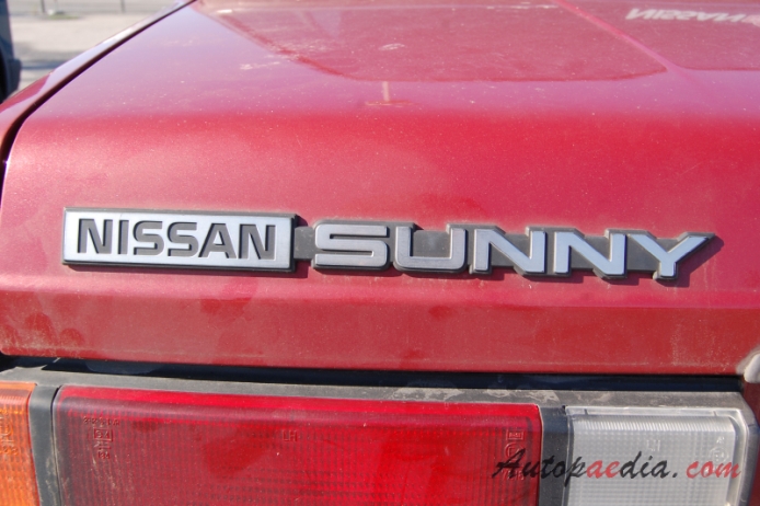Nissan (Datsun) Sunny 5. generacja B11 1981-1985 (Nissan Sunny 1.5GL sedan 4d), emblemat tył 