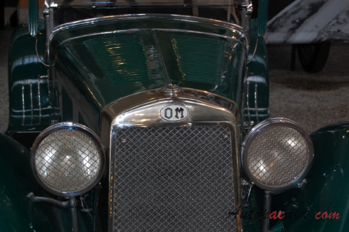 O.M. 665 MM 1931 (roadster 2d), front emblem  