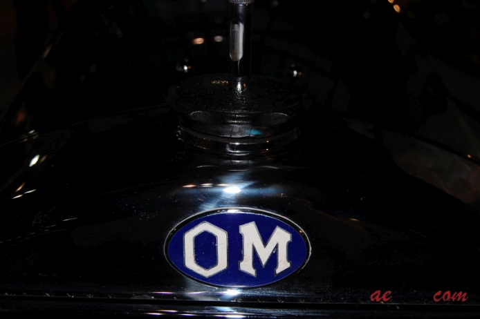 O.M. 665 SSMM 1931 (Superba Compressore roadster 2d), front emblem  