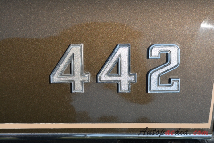 Oldsmobile 442 2. generacja 1968-1972 (1969 cabriolet 2d), emblemat tył 