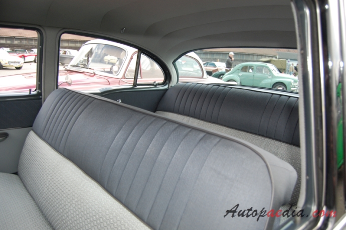 Oldsmobile 88 2. generacja 1954-1956 (1955 sedan 4d), wnętrze