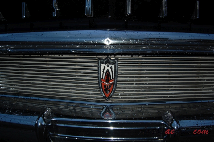 Oldsmobile 88 3rd generation 1957-1958 (1958 Super hardtop 4d), front emblem  