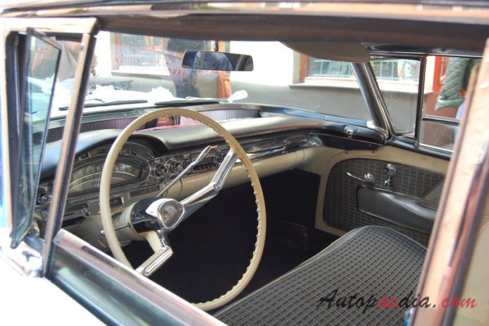 Oldsmobile 98 4. generacja 1957-1958 (1958 Holiday hardop 2d), wnętrze