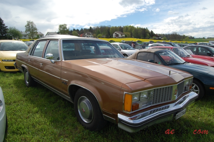 Oldsmobile 98 9th generation 1977-1984 (1979 sedan 4d), right front view