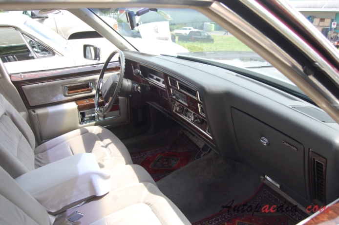 Oldsmobile 98 9. generacja 1977-1984 (1983 Regency Brogham Sedan 4d), wnętrze