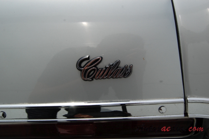 Oldsmobile Cutlass 3rd generation 1968-1972 (1968 convertible 2d), rear emblem  